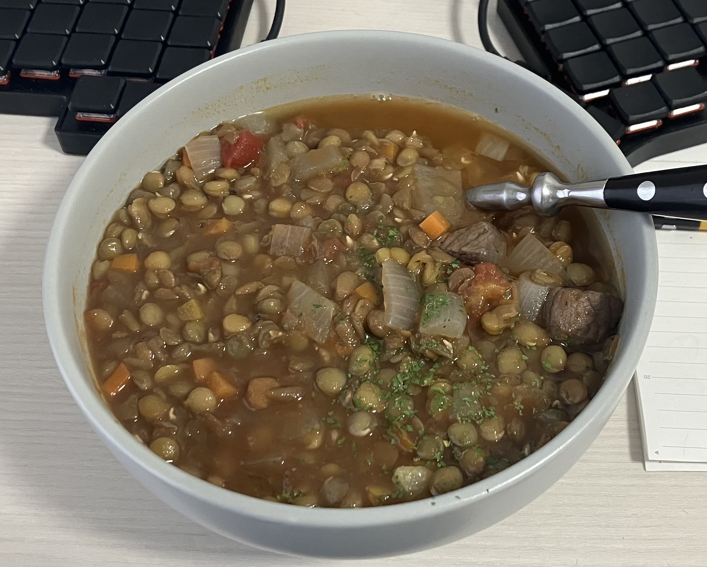 机の上の牛肉とレンズ豆のスープ