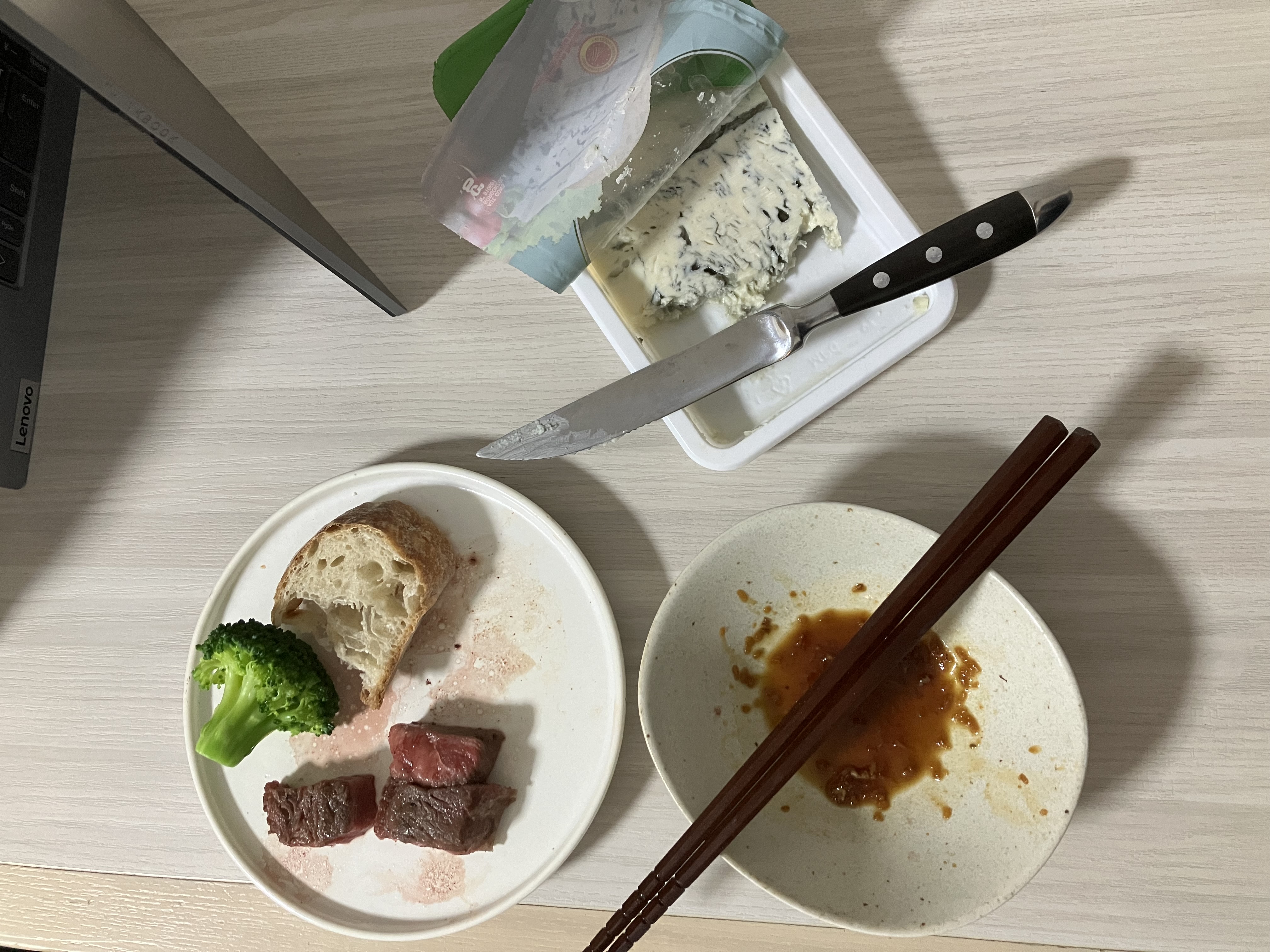 牛肉、フランスパン、ブルーチーズ