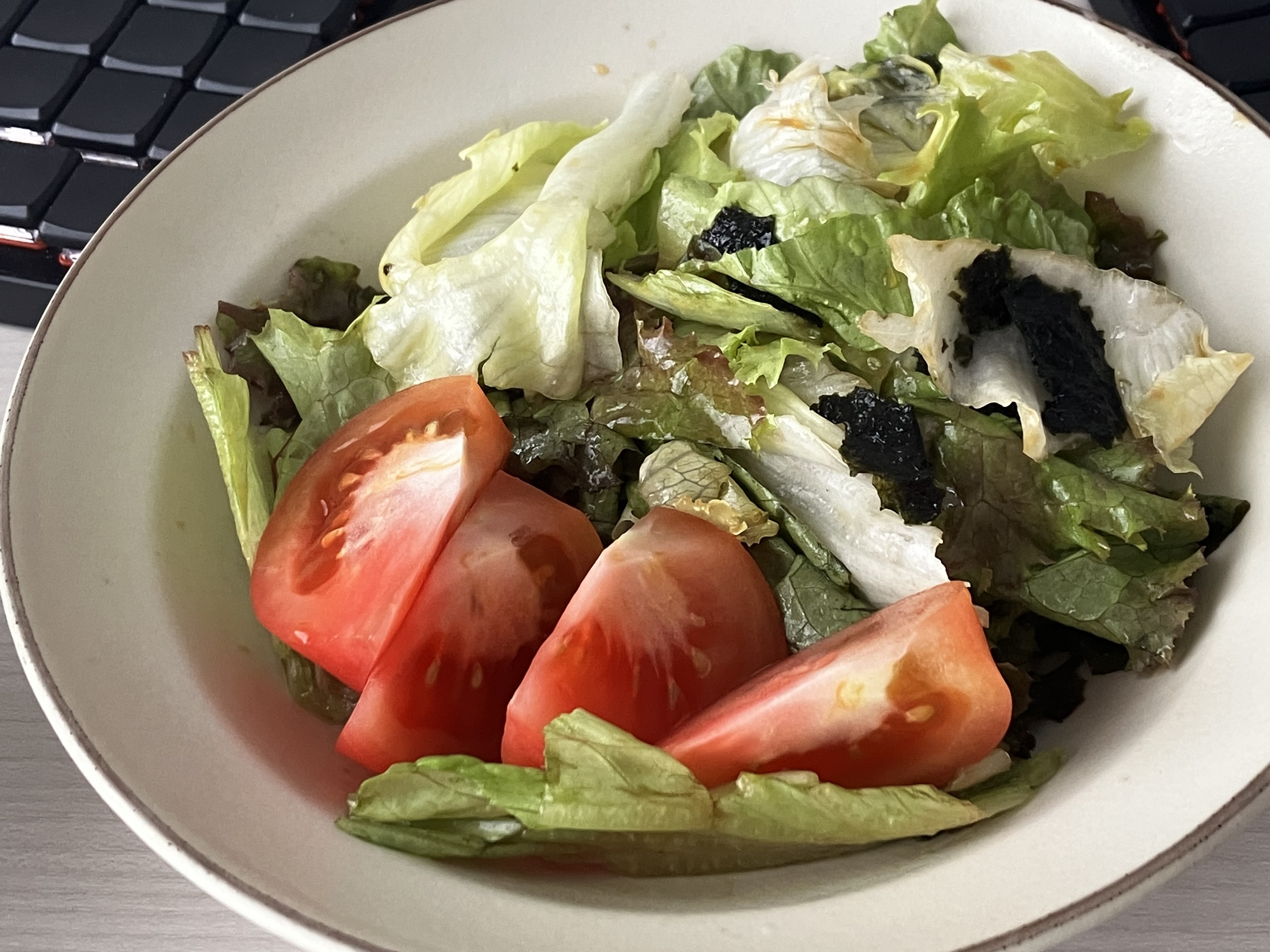 レタス、サニーレタス、海苔、トマトのサラダ