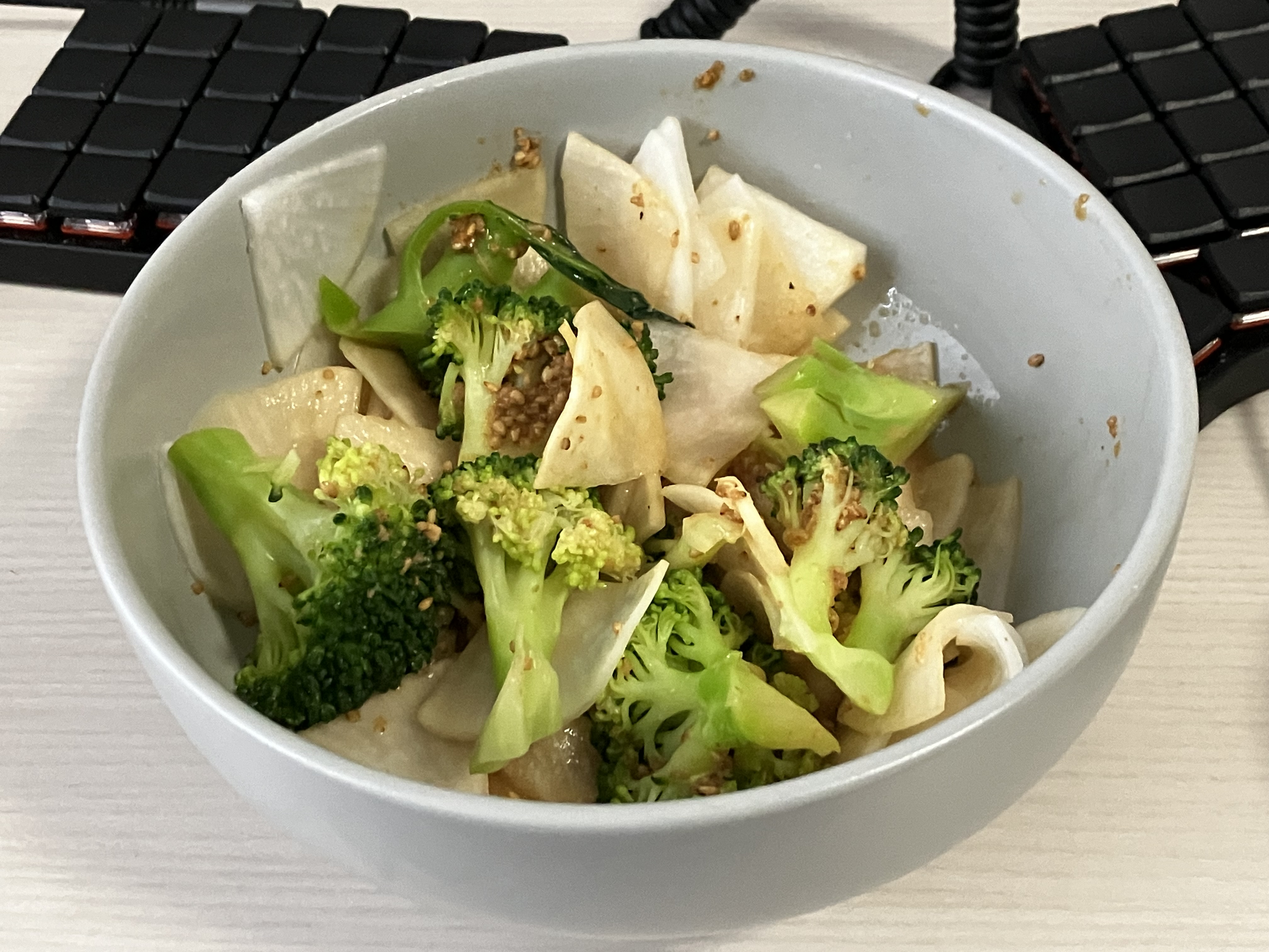 ブロッコリーと大根のごま和え