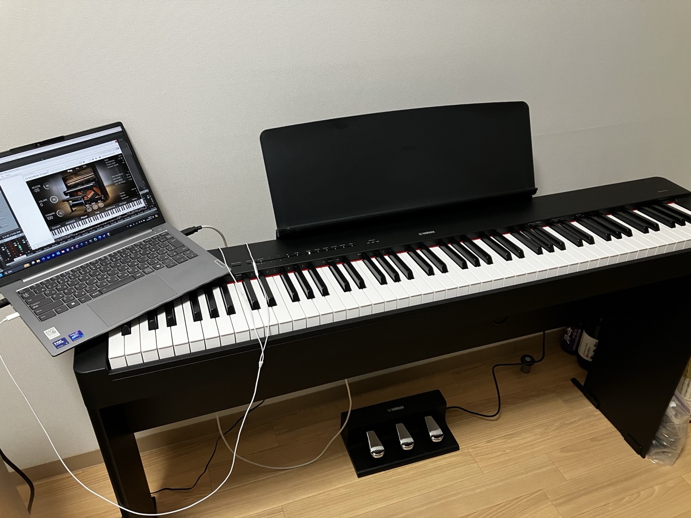 ヤマハの電子ピアノP-225。上にノートパソコンを載せていて、SynchronのGerman Upright 1904が起動してある。