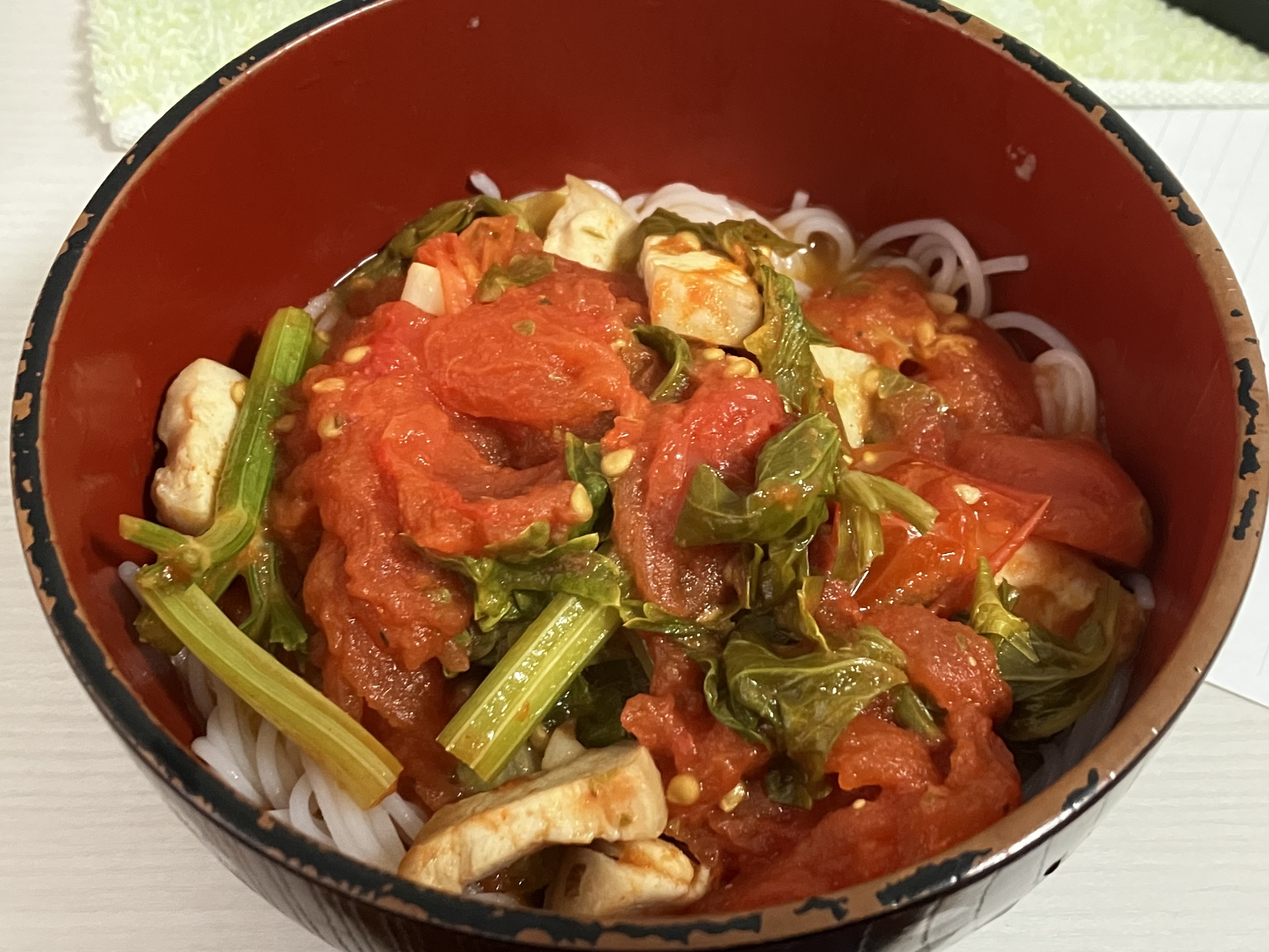 ブン(麺)にトマトとパセリと肉を炒めたソースというには固形すぎるソースが載っている写真