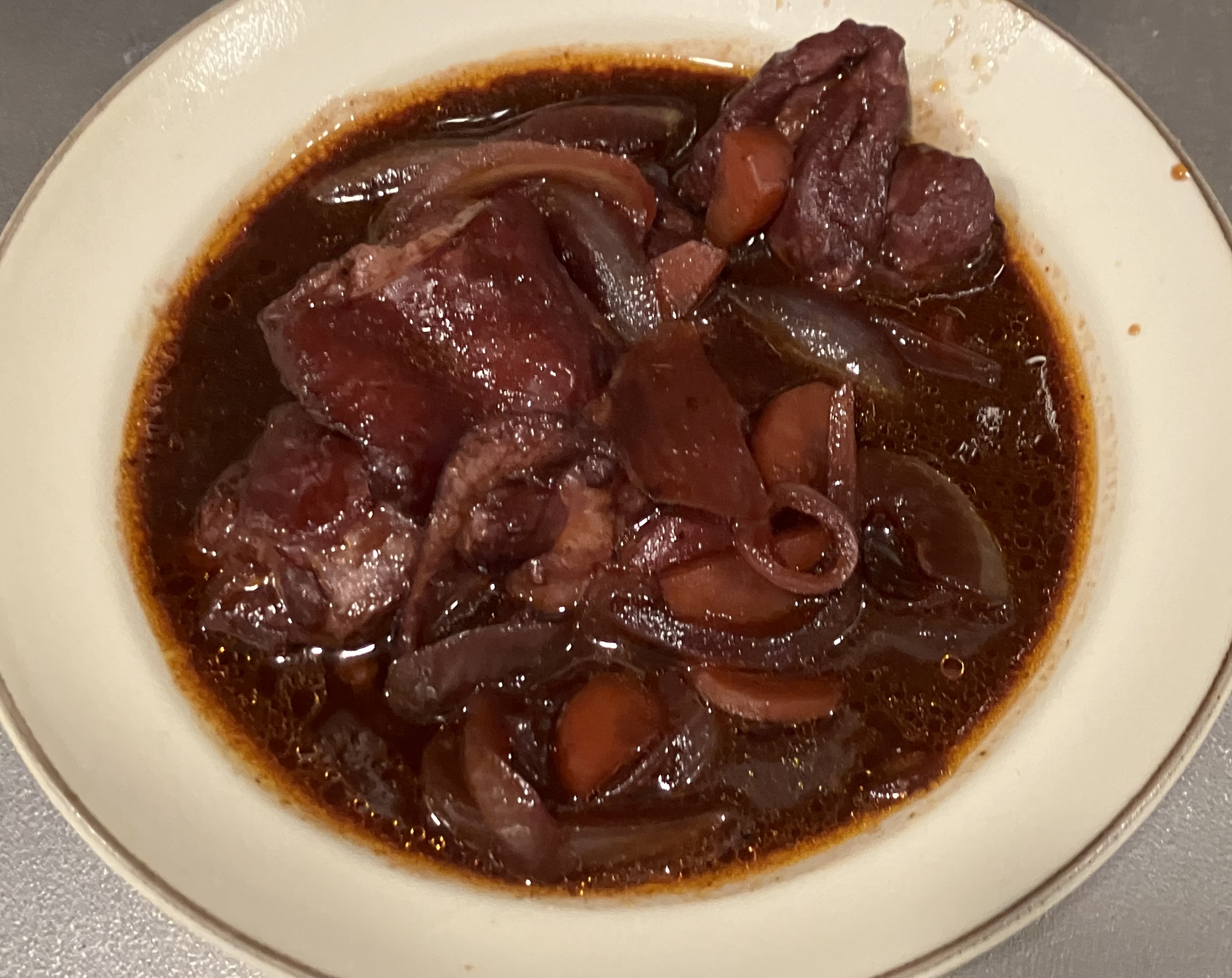 鶏肉などをワインで煮込んだもの