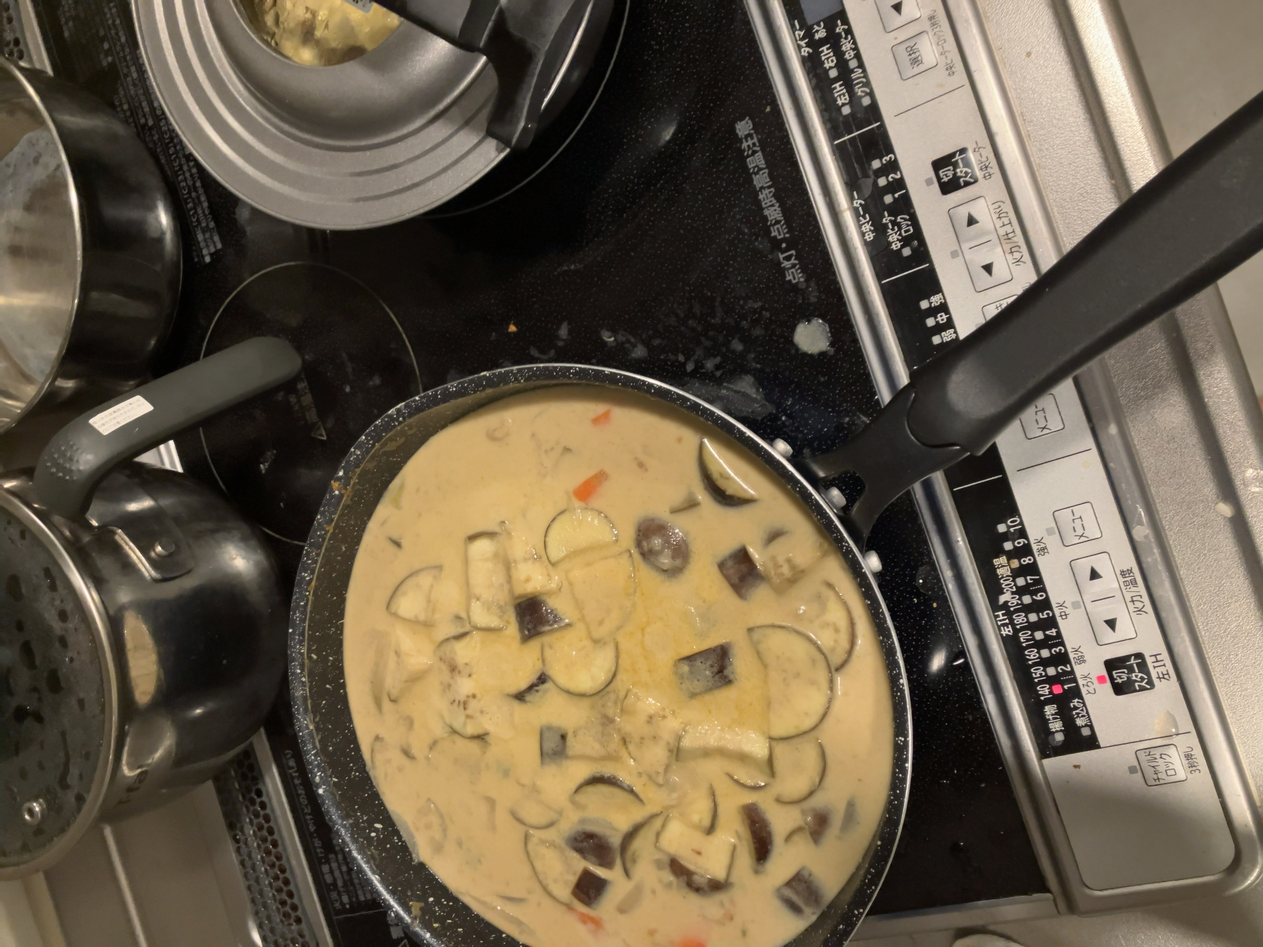 ナスなどの入ったカレー。白っぽい。ココナッツを入れているんじゃないかな。