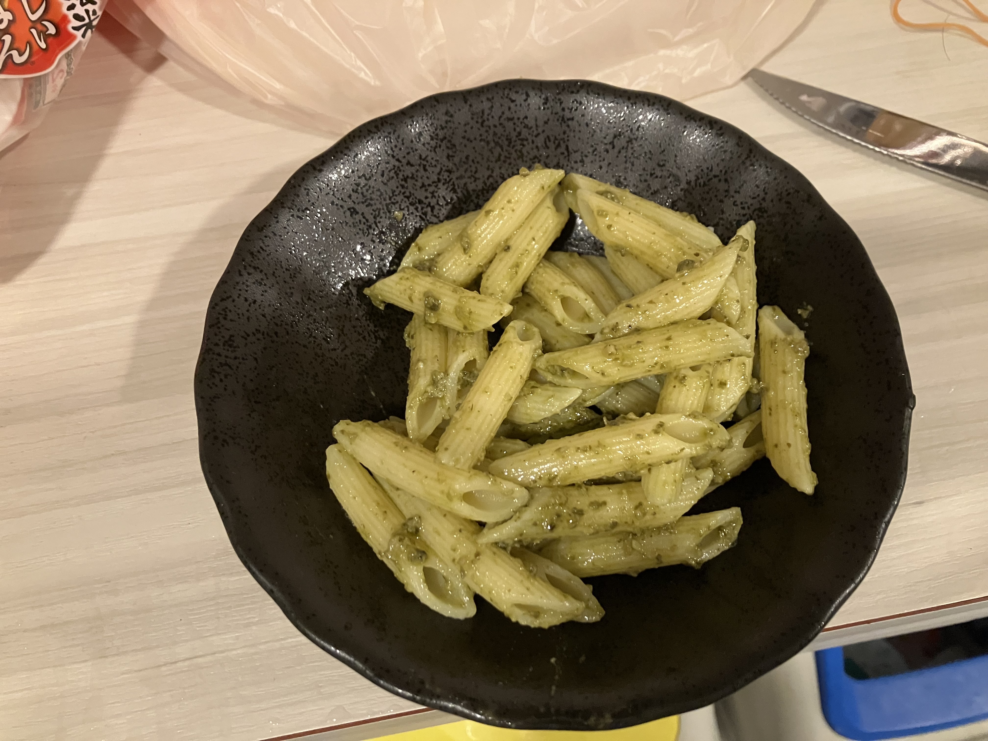 グラタンのパスタにジェノベーゼで和えたやつ