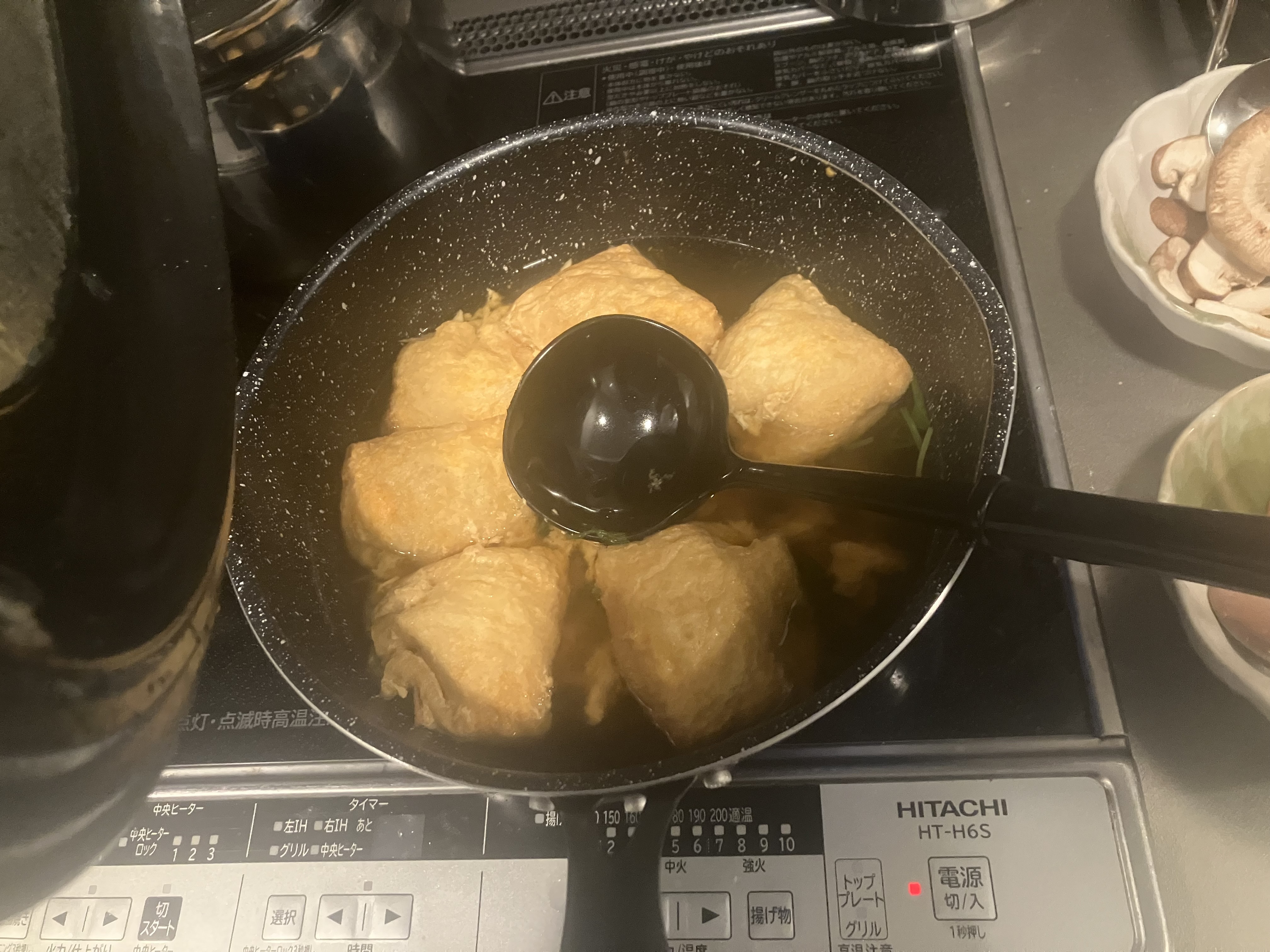 油揚げで人参やら鶏ひき肉やら溶き卵やら椎茸を包んで煮たやつ