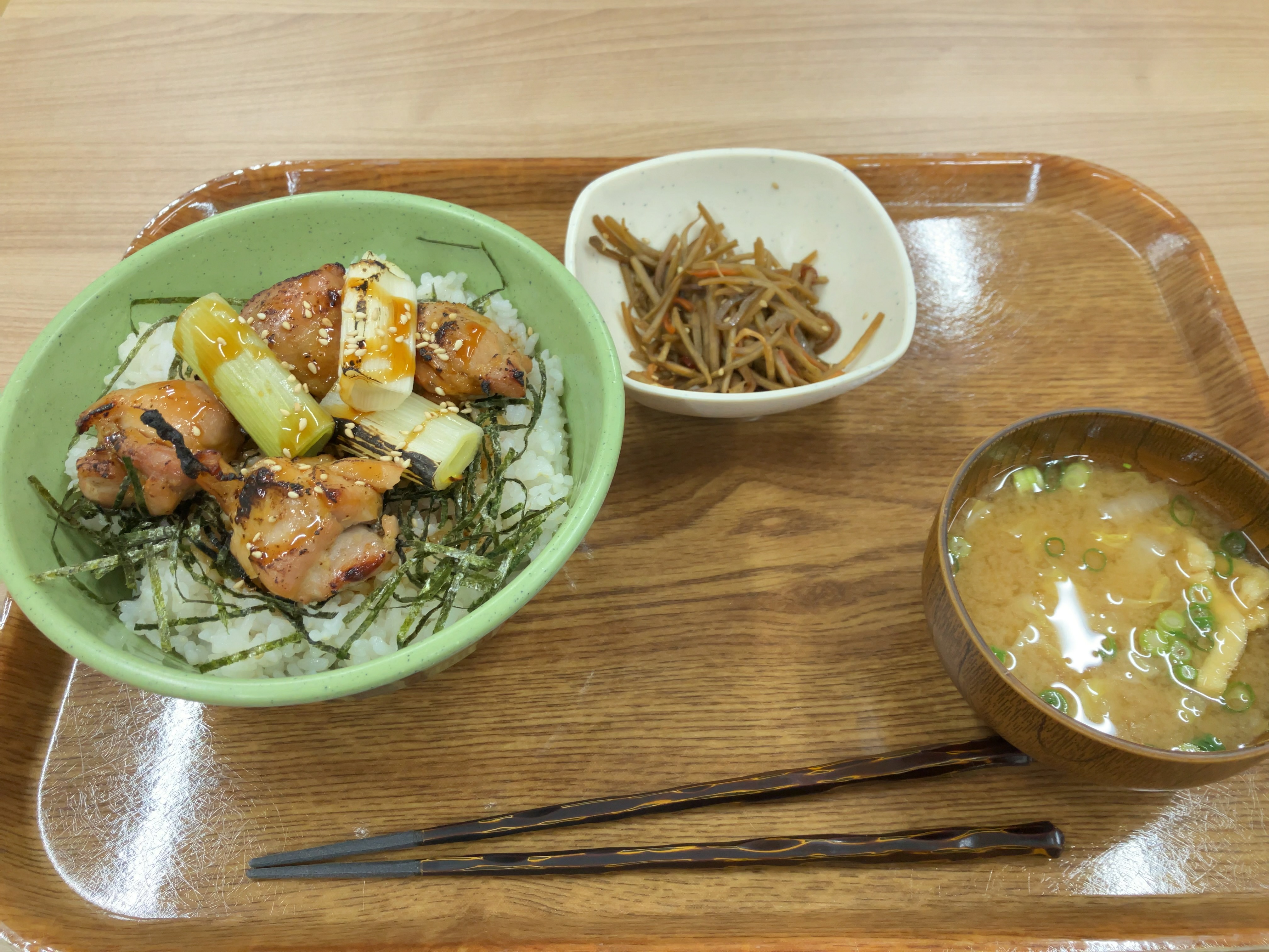 なんか丼物。こういう系あまり好物というほどではなくて覚えていない。味は悪くなかった気がする。