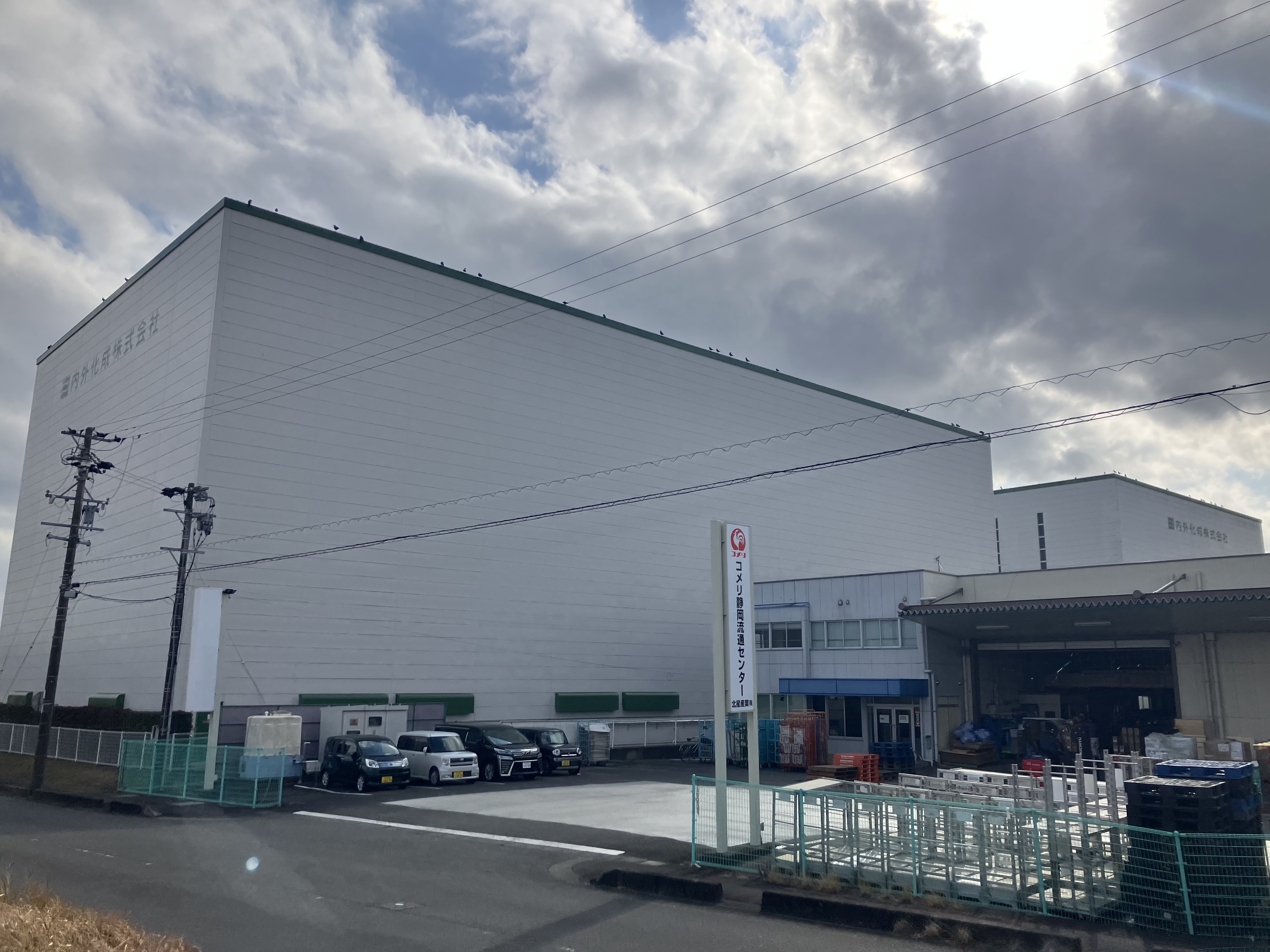 施設の上の辺に止まる多くの鳥