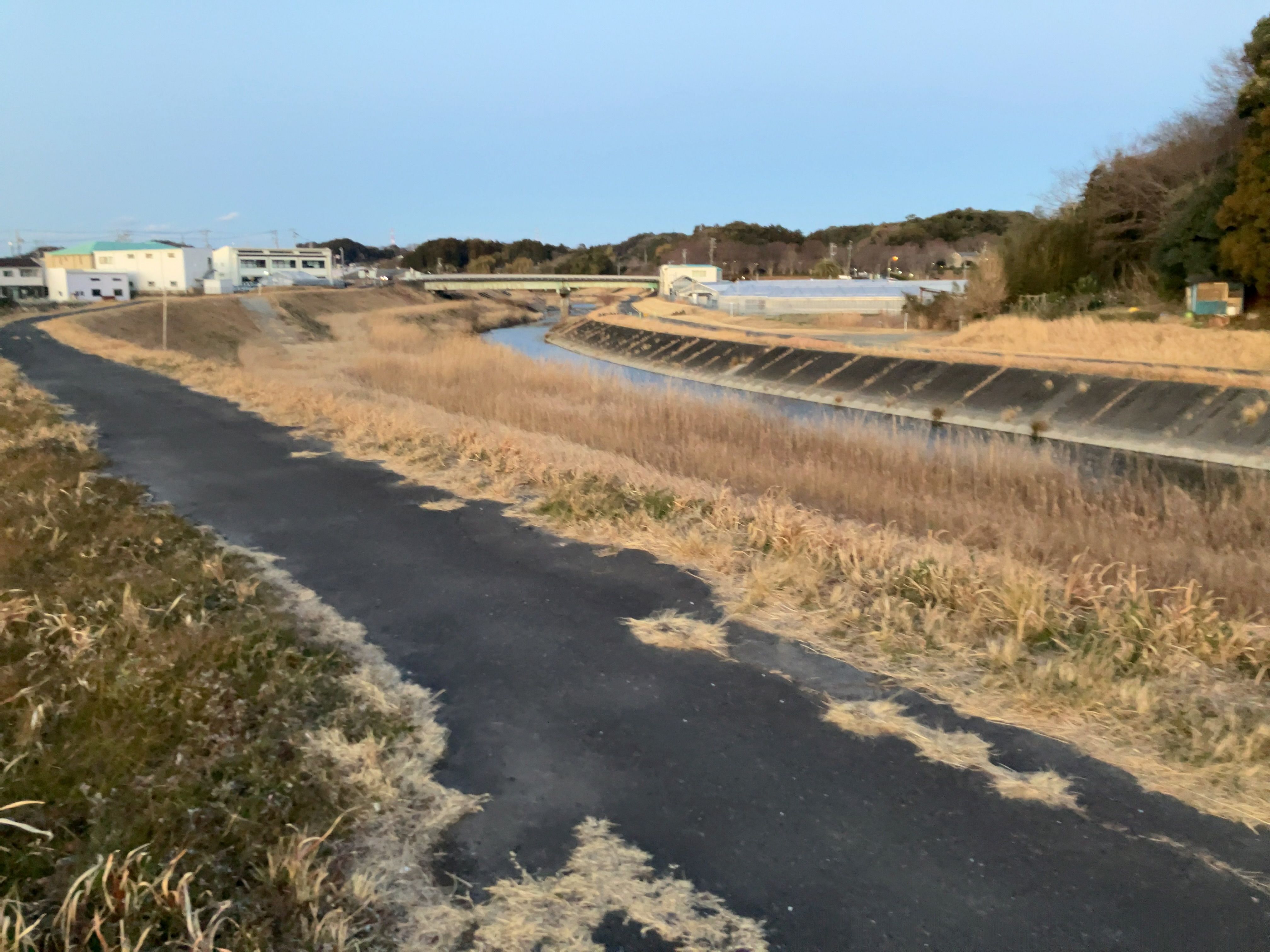 バスを待っている時に撮った川の写真