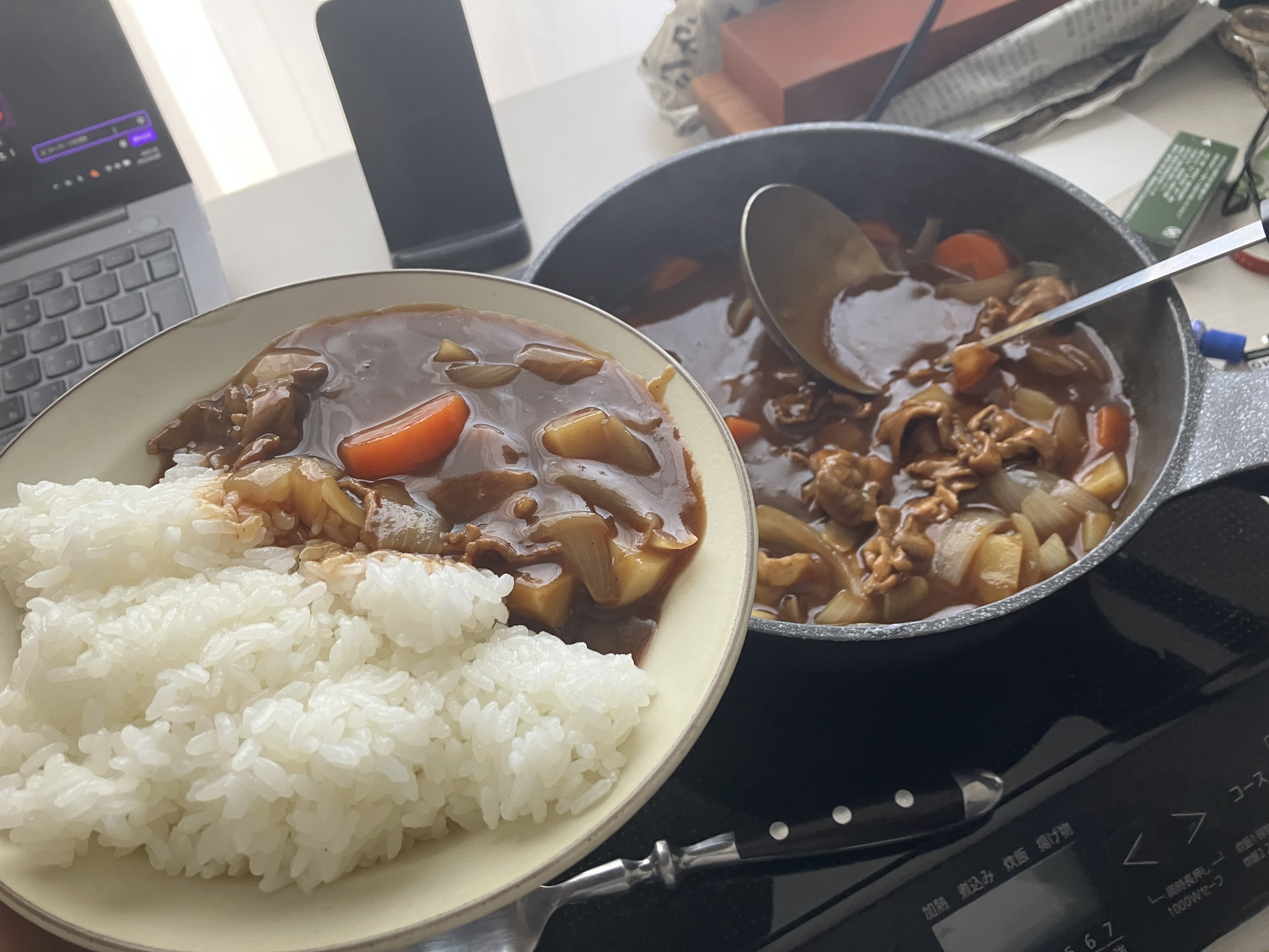 机の上で温めているカレーとよそったカレー