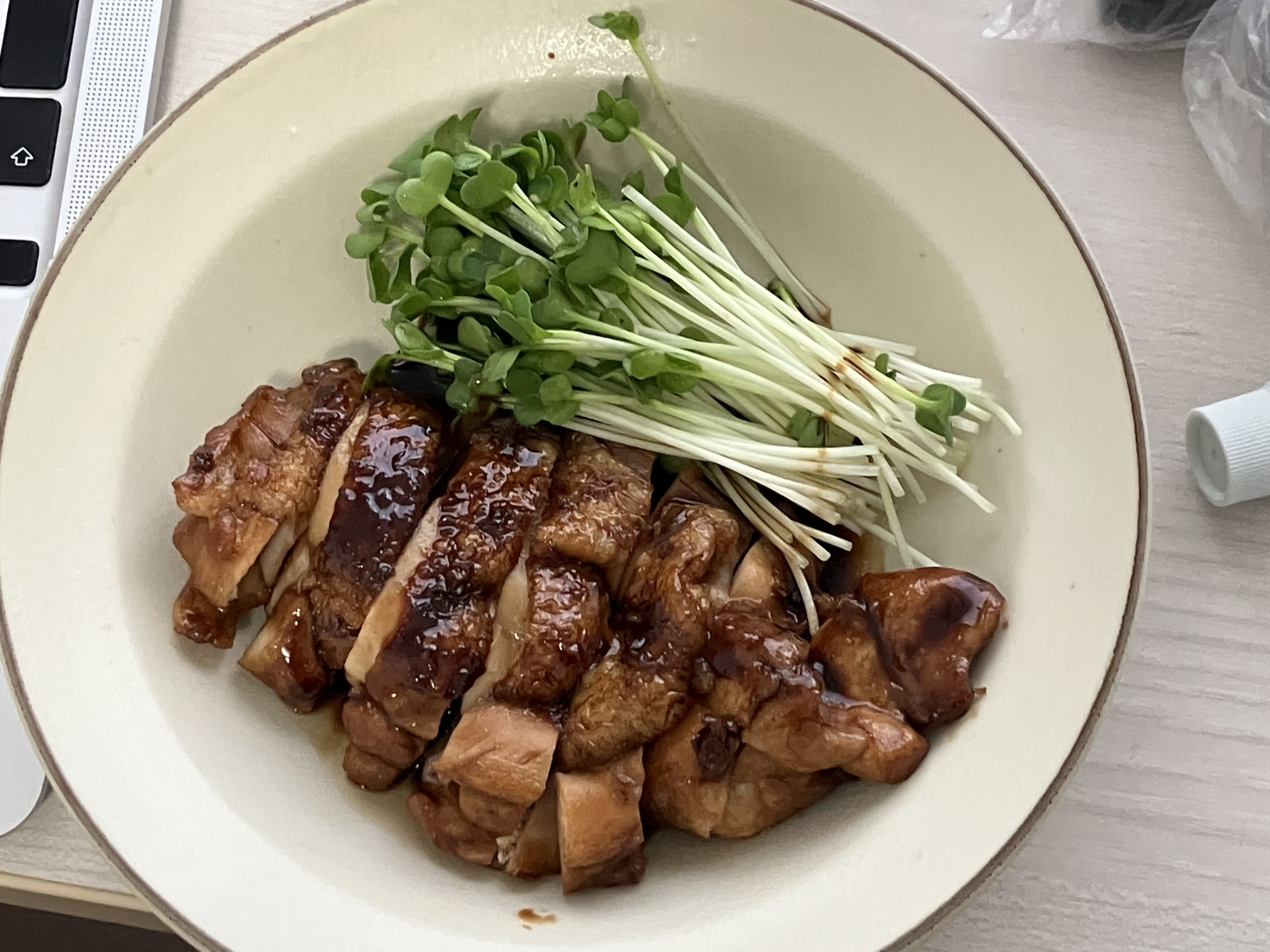 醤油ベースで焼いた鶏肉とカイワレ