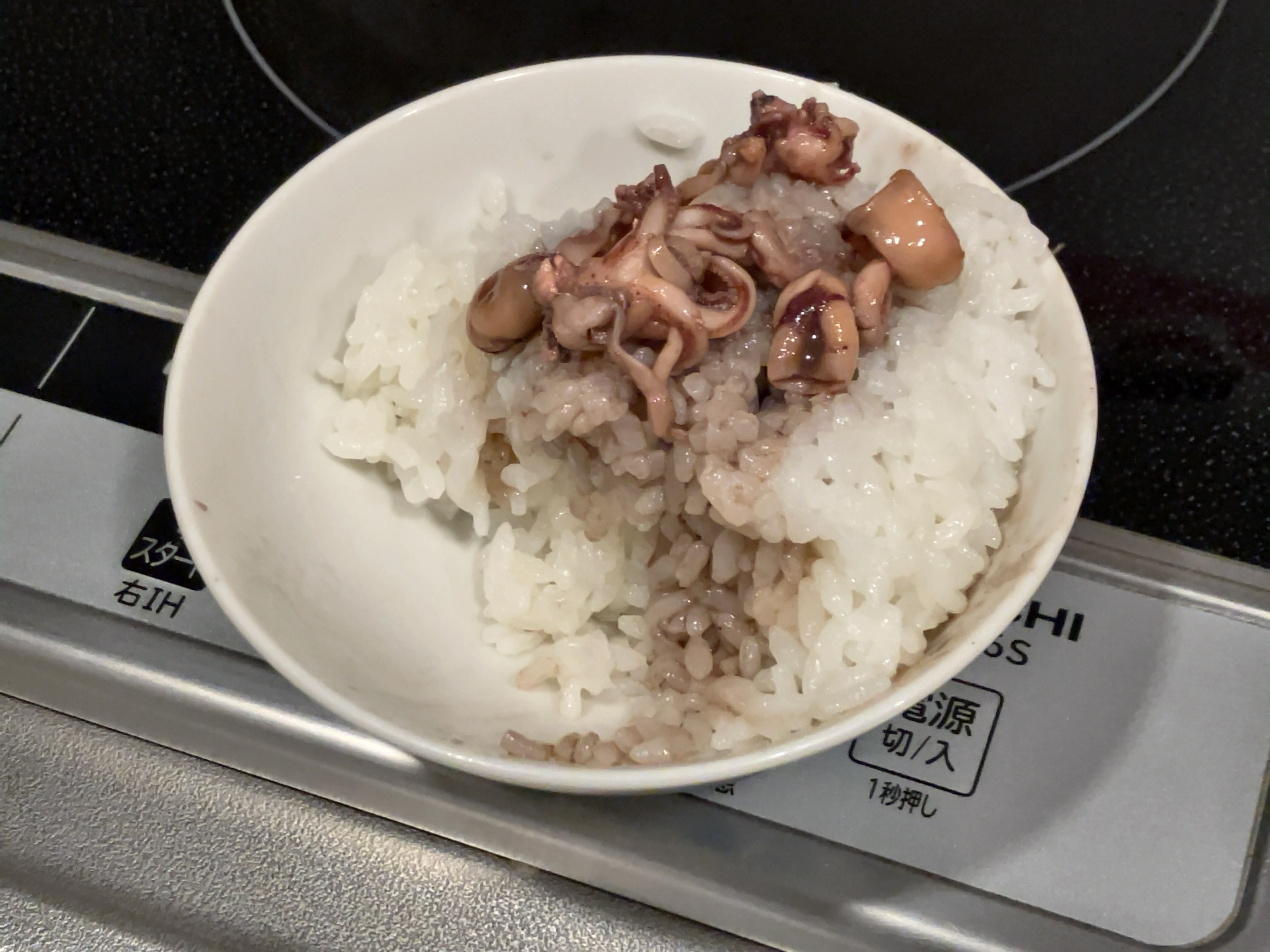 イカを酒とか醤油とで適当に炒めてご飯に乗っけている