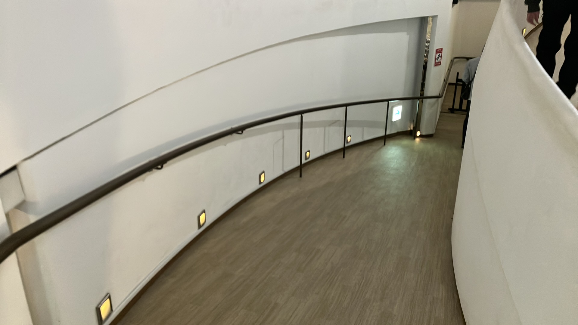 1,2階を繋ぐスロープ