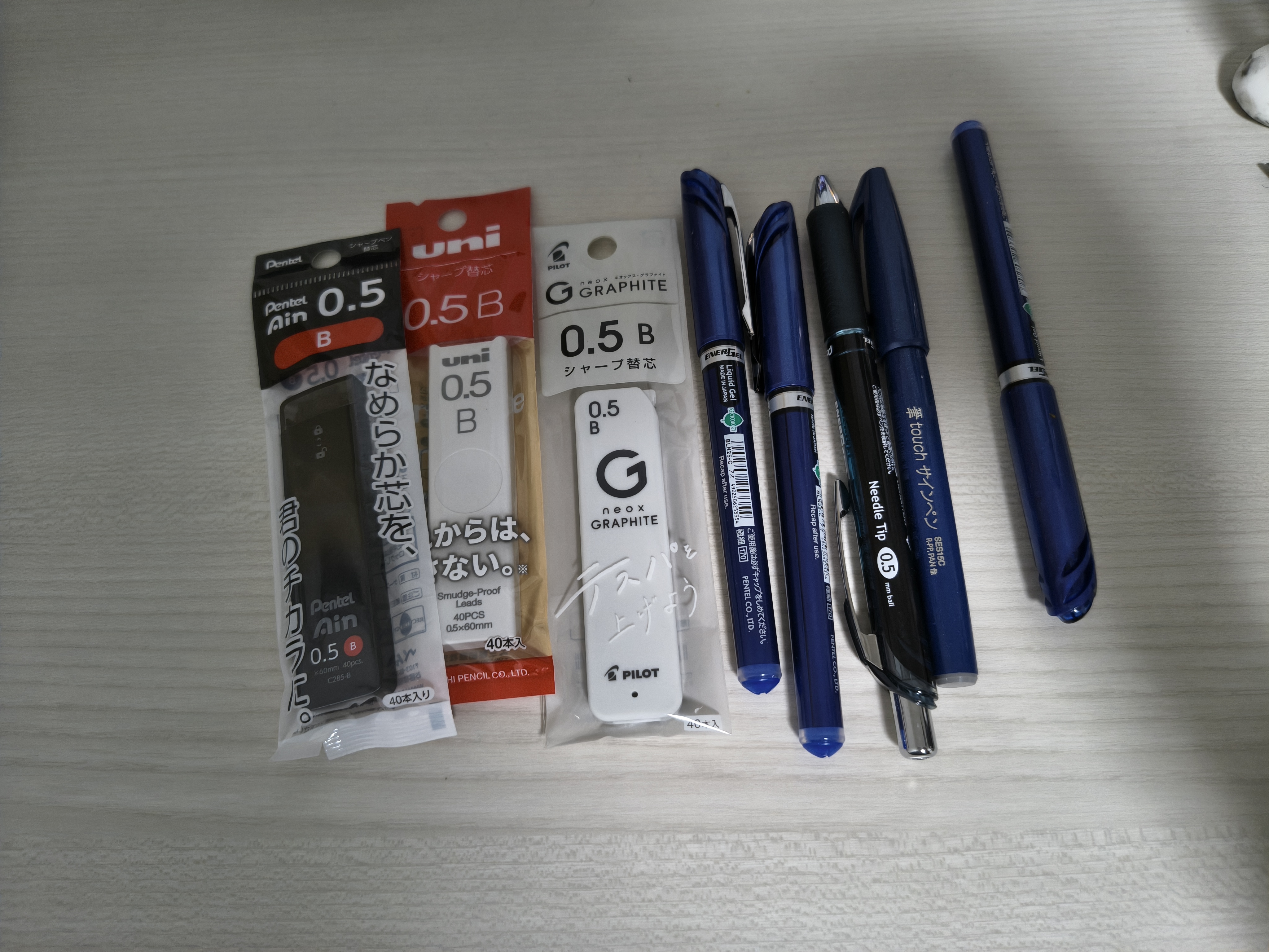 Ain,uni,Graphiteの0.5Bなシャープペンシルの芯、ENERGEL EURO青三本、ENERGELインディゴブラック一本