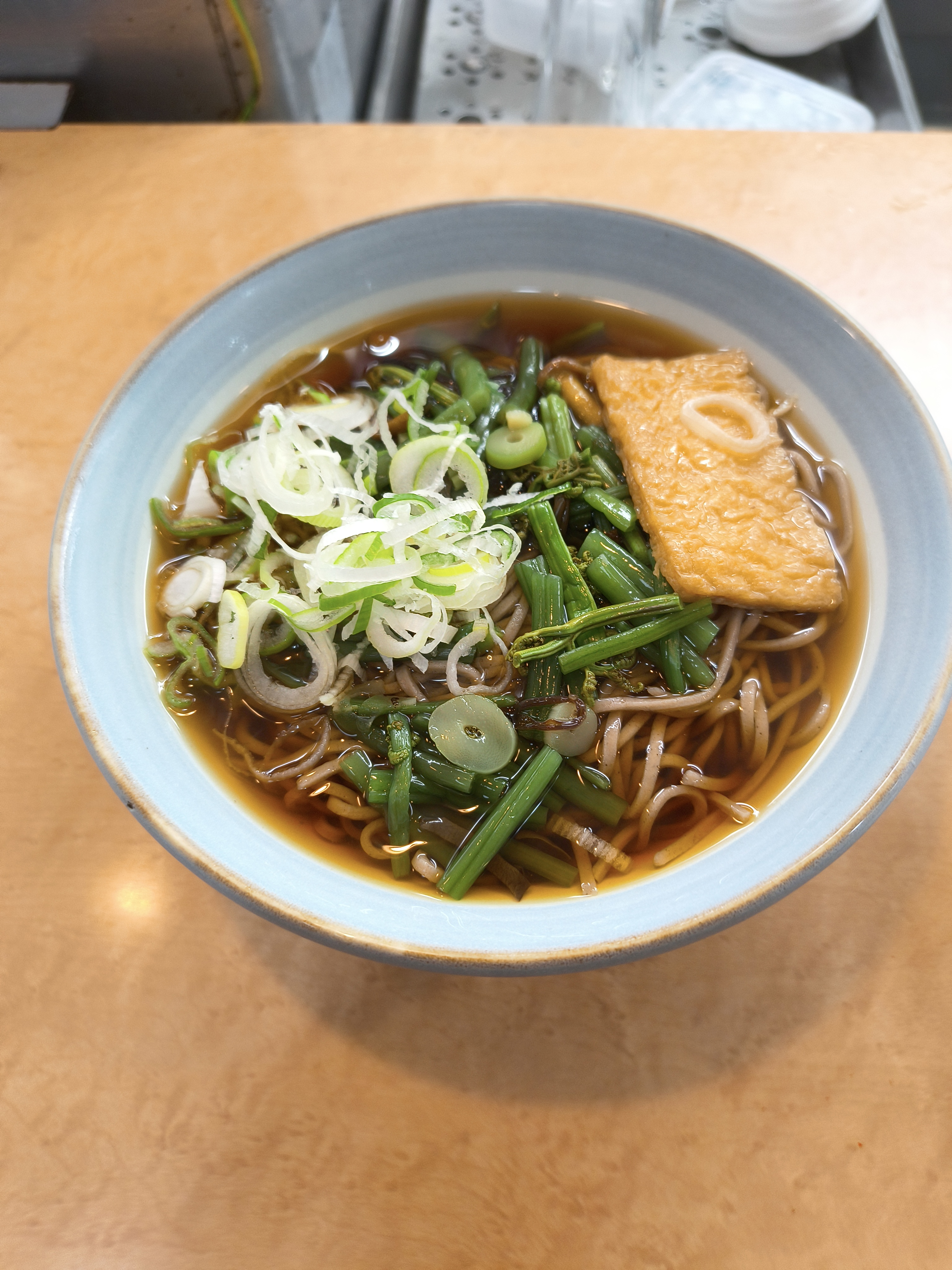 山菜とお揚げの乗ったきしめん(そば)